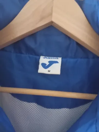 Chaqueta Joma impermeable azul y amarilla
