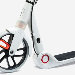 PATINETE JÚNIOR M900 GRIS LUNAR Y TOQUE EN ROJO