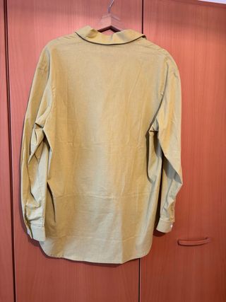 Blusa estilosa con  corte, de lino y algodon