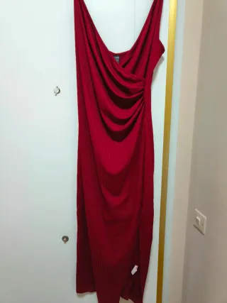 Vestido granate con raja lateral