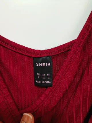 Vestido granate con raja lateral