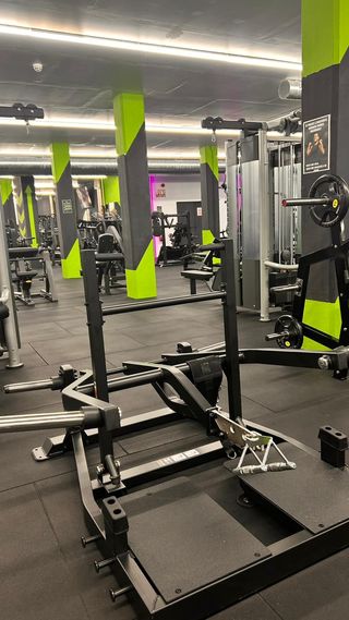 Banco de pesas con barra y discos