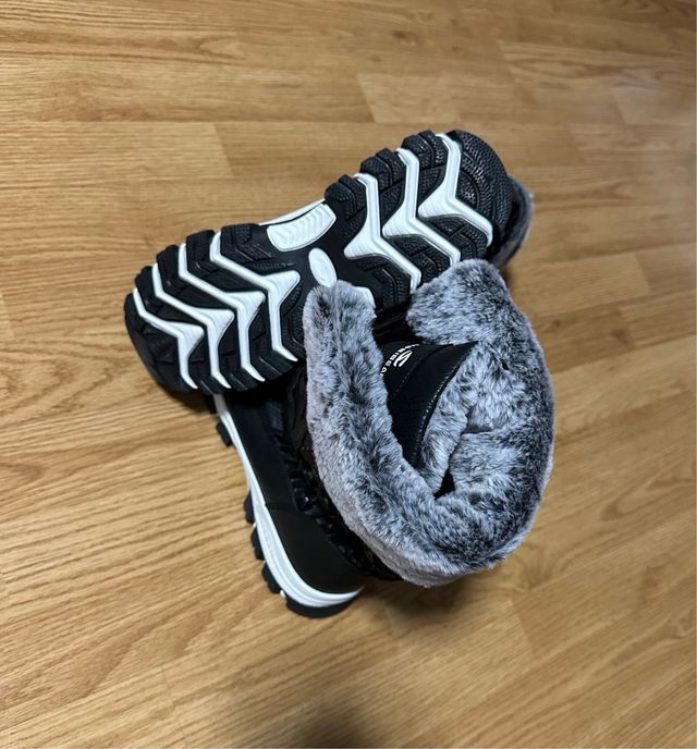 Botas de nieve negras y blancas