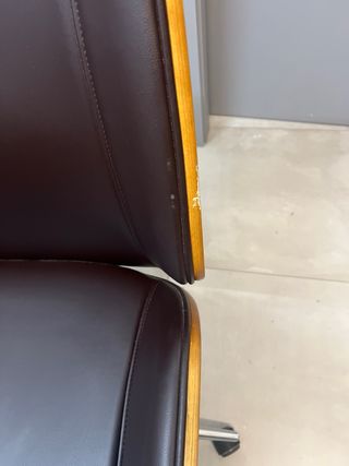 Silla de oficina marrón con detalles de madera