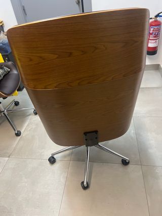 Silla de oficina marrón con detalles de madera