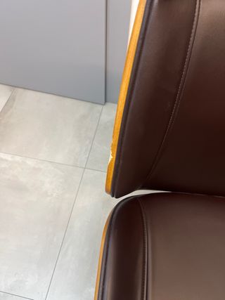 Silla de oficina marrón con detalles de madera