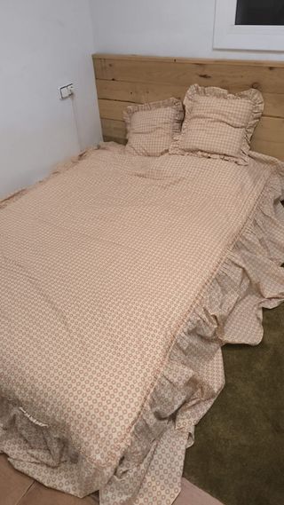 Juego de cama beige y naranja con volantes