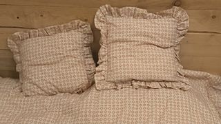 Juego de cama beige y naranja con volantes