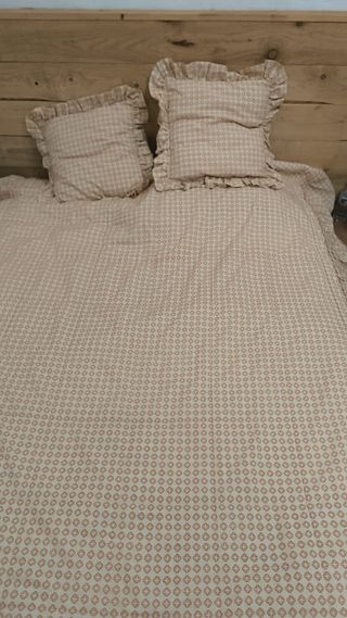 Juego de cama beige y naranja con volantes