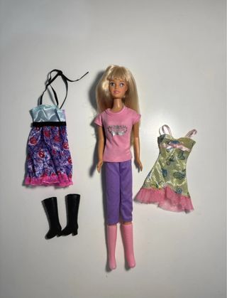 Muñeca con ropa y accesorios