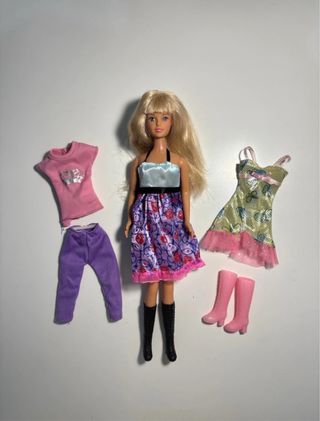 Muñeca con ropa y accesorios