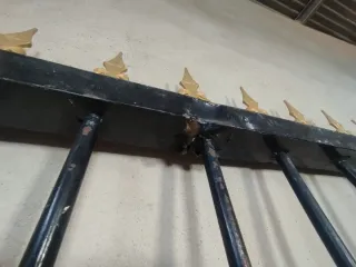 Puerta corredera de forja