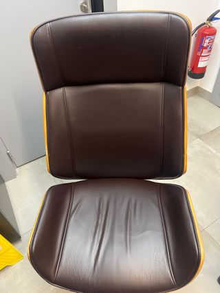 Silla de oficina marrón con detalles de madera