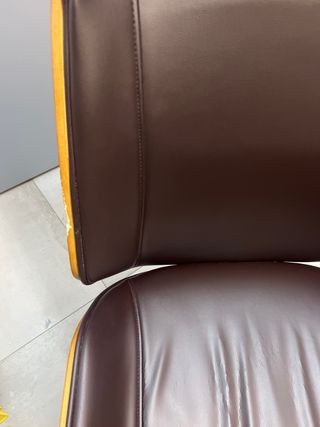 Silla de oficina marrón con detalles de madera