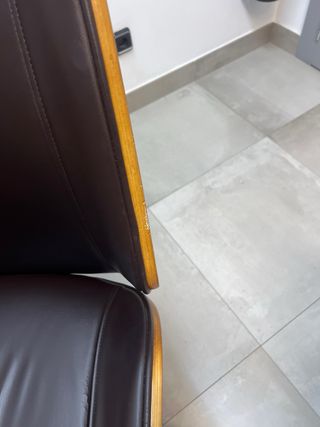 Silla de oficina marrón con detalles de madera