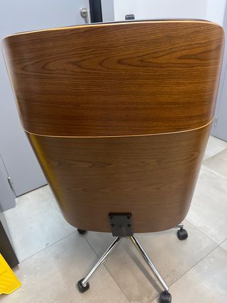 Silla de oficina marrón con detalles de madera