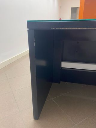 Mostrador de oficina naranja y negro