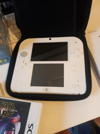 Nintendo 2DS Bianca con Custodia e 3 Giochi