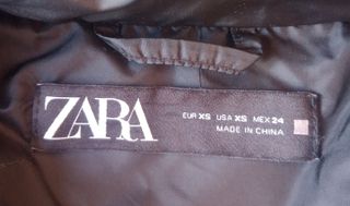 Plumífero Zara negro con capucha