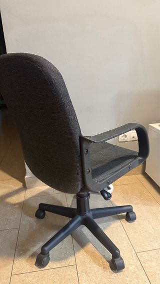 Silla de oficina giratoria con ruedas