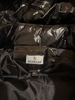 Cazadora acolchada negra efecto brillo