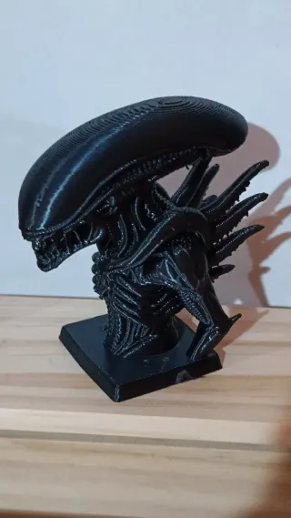 Statua Alien su piedistallo 3D nera