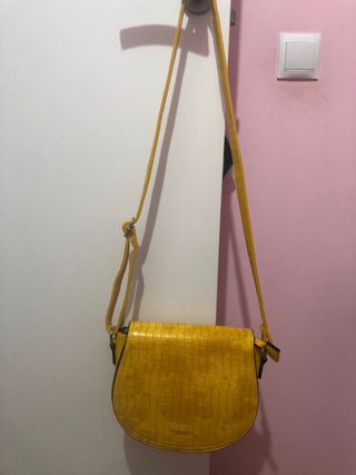 Bolso amarillo con textura
