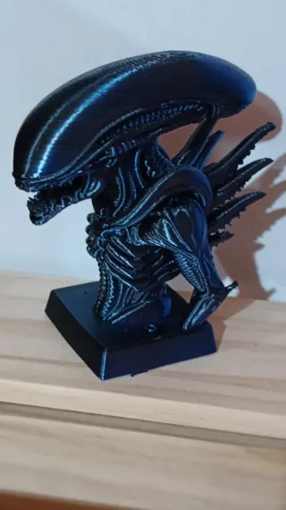 Alien 3D su piedistallo blu
