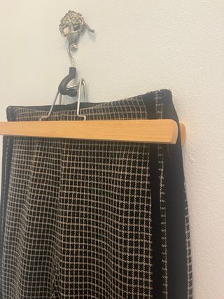 Pantalones de cuadros beige y negro