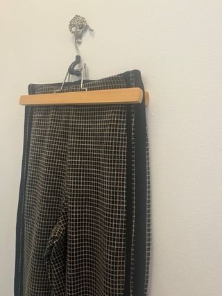 Pantalones de cuadros beige y negro