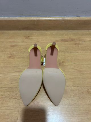 Zapatos de tacón Stradivarius amarillos talla 38