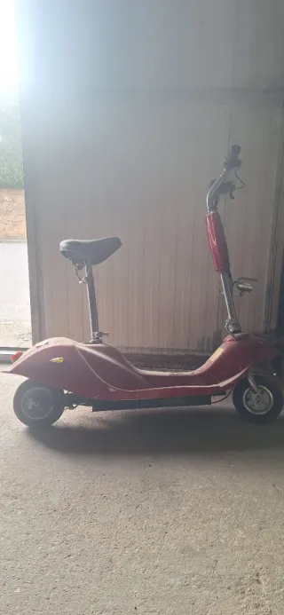 Patinete eléctrico rojo