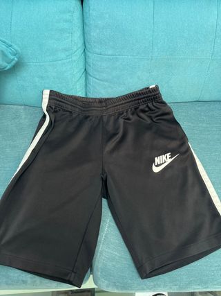 Pantalón corto Nike negro con rayas blancas