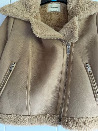 Chaqueta Stradivarius pelo beige
