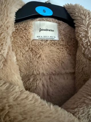 Chaqueta Stradivarius pelo beige