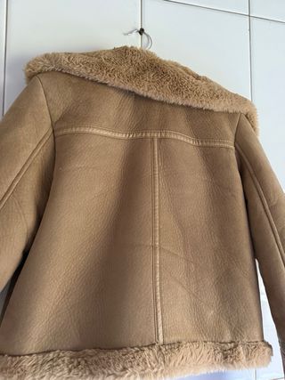 Chaqueta Stradivarius pelo beige