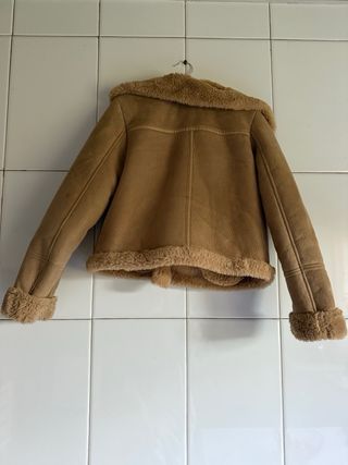 Chaqueta Stradivarius pelo beige
