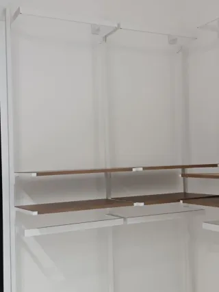 Arredamento negozio scaffali e supporti