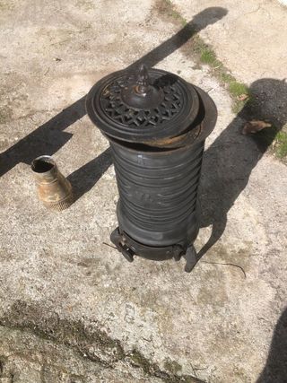 Estufa leña pequeña metal.