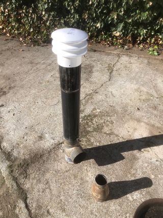 Estufa leña pequeña metal.