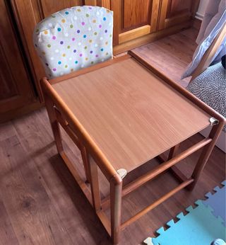 Trona de madera convertible en silla y mesa