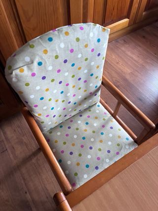 Trona de madera convertible en silla y mesa