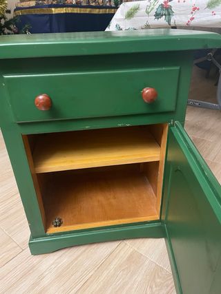 Mesita de noche de madera verde