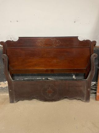 Cabezal de cama antiguo de madera