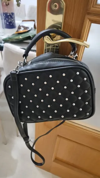 Bolso pequeño negro con tachuelas brillantes