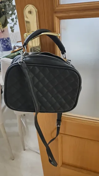 Bolso pequeño negro con tachuelas brillantes