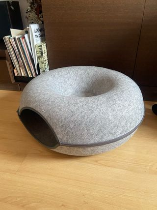 Cama túnel para gatos gris