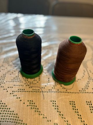 2 set filo per cucire blu e marrone