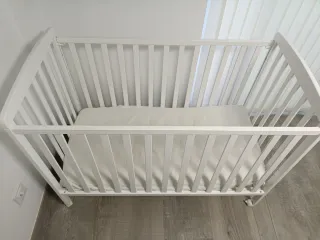 Cuna blanca 124x63 cm con colchón y accesorios