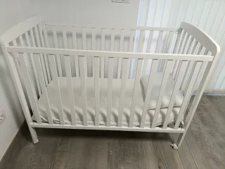 Cuna blanca 124x63 cm con colchón y accesorios